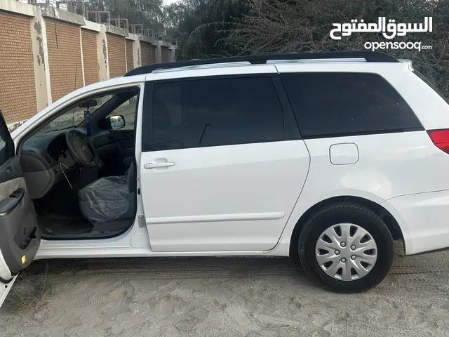 Bus - Van Toyota in Abu Dhabi