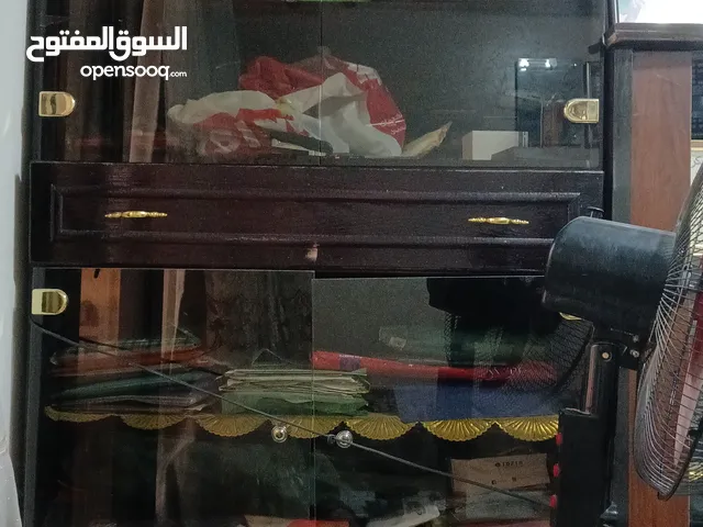 مكتبه خشبيه من الخشب الزان ذات 4 اماكنبها عدد 2 رف زجاج