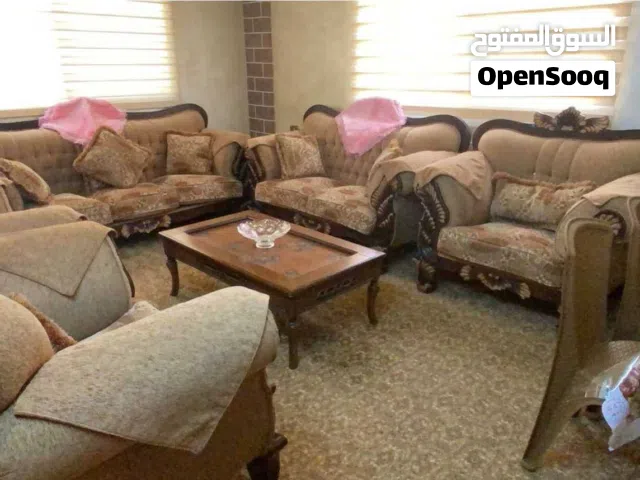 كنب ثمن مقاعد مع طاولة للبيع بحالة الجديد