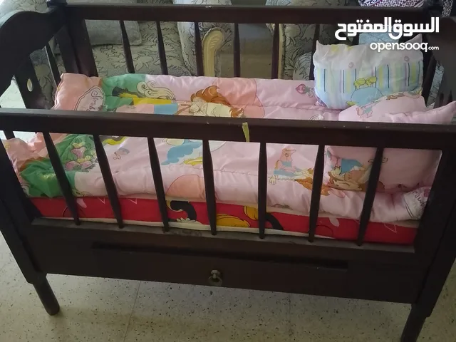 سرير أطفال خشبي بحالة ممتازة