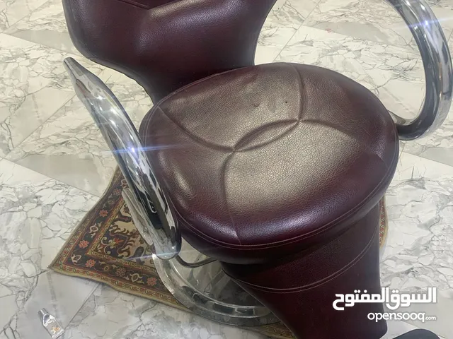 كرسي حلاقة نضيف للبيع