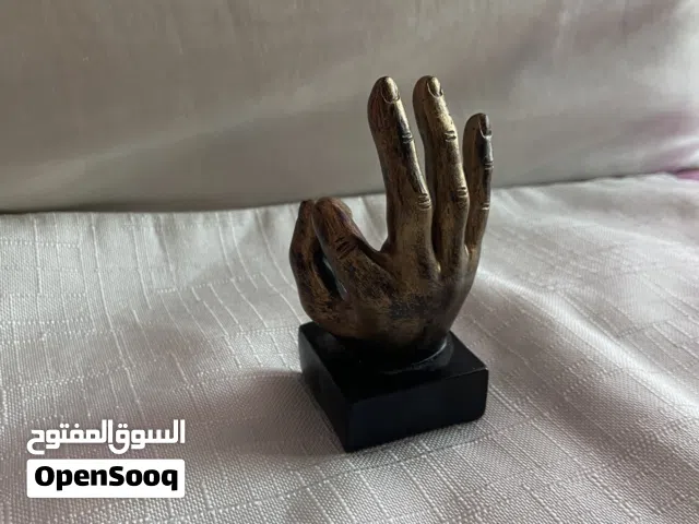 مجسم على شكل يد