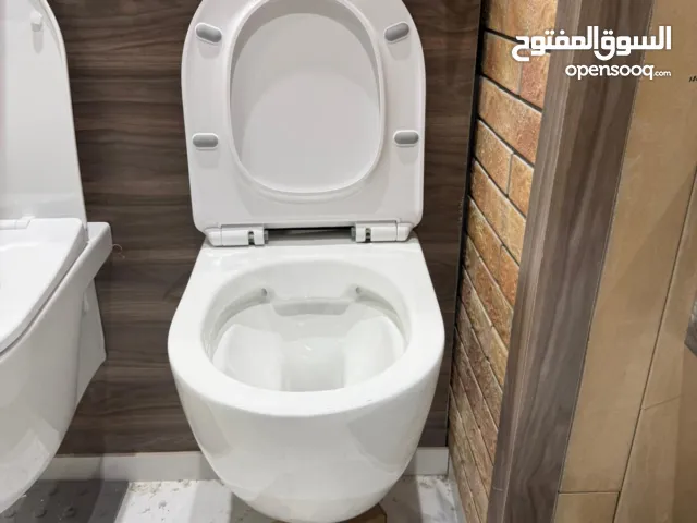 ادوات صحية مشكلة جديدة في معرض للبيع مراحض مغاسل حنفيات مجالي وسرميك مشكل للبيع كميه داخل المعرض