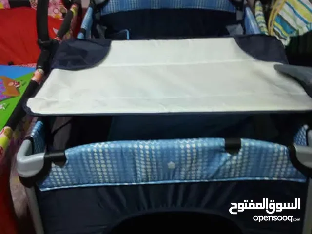 تخت بيبي جديد غير مستعمل مع قاعدة علوية للغيار مع هزاز