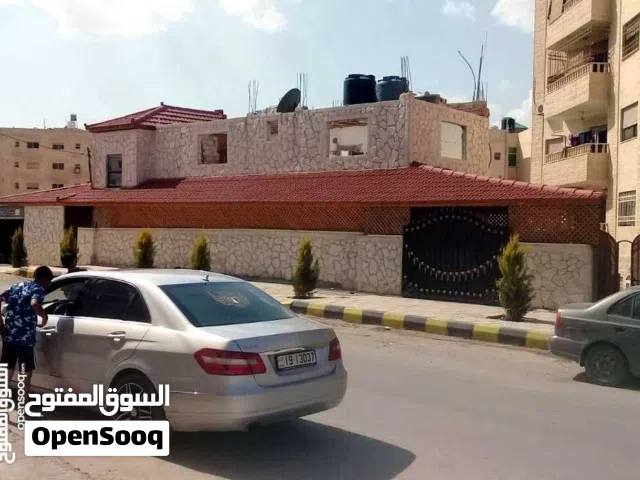 عماره للبيع في الزرقاء الجديده دوار الطوباسي مكونه من ثلاثه طوابق ومخزنين وبدخل شهري يصل ل 700 دينار