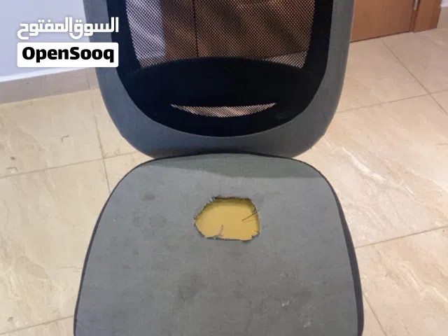كراسي شبه جديد بس في شقة من القاعدة