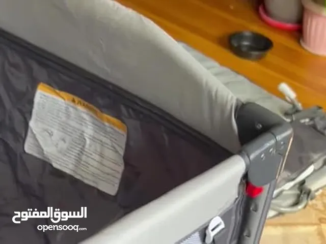 للبيع سريرين بيبي قابل للطي والتخزين بسهولة
