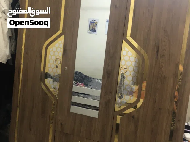 كنتور تركي نظيف جداً مع ميز خشب مطعم بحديد و4 طبلات وميز خشب دائري و2 طبلات وحديد عارضة زرع