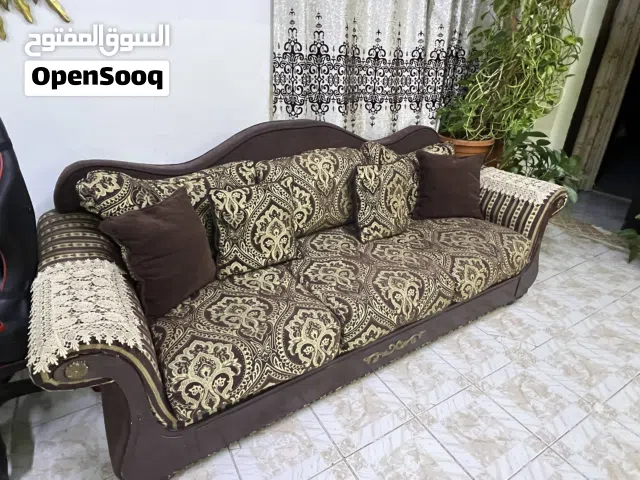 طقم كنب فاخر لغرفة الجلوس بحالة ممتازة – (3+2+1+1)
