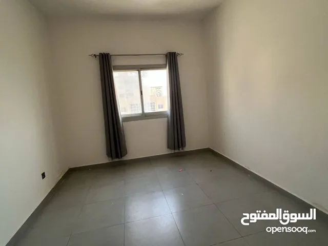 (عادل)للإيجار بعجمان الروضة 1 غرفة وصالة واسعة تكييف مركزي 29000 درهم 4 أو 6 دفعات تق