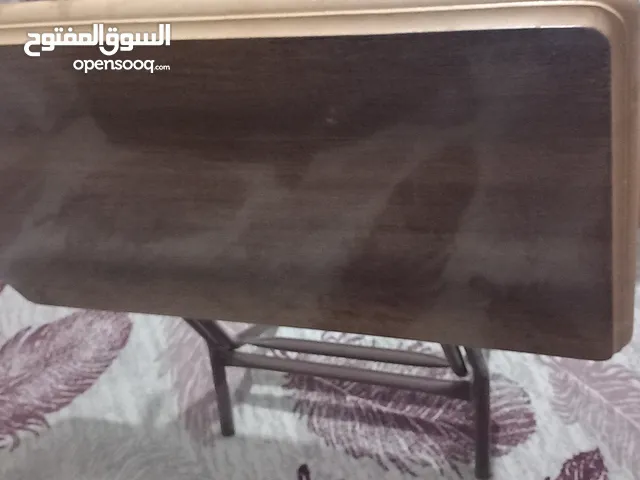 طاولة مطبخ بتنطوى وبتنفرد الطاوله عليها فرمايكا والقواعد حديد