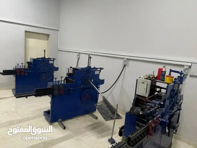 للبيع معدات مصنع علاقات ملابس معدنية جاهز للعمل
