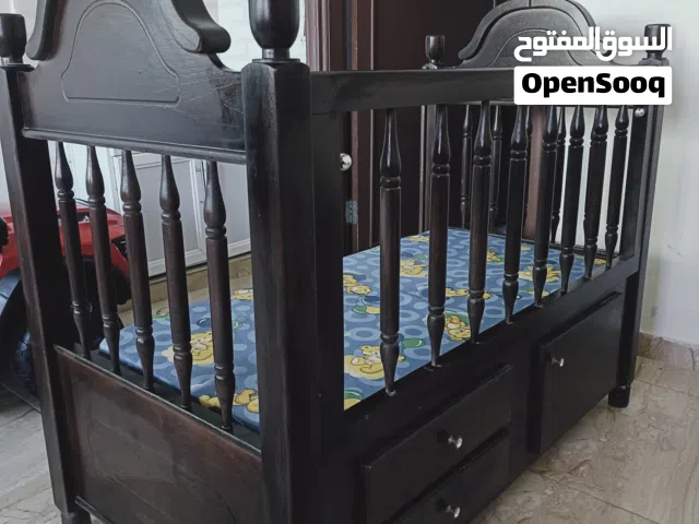 للبيع  سرير أطفال خشب زان ثقيل، يناسب طفل من عمر ثلاثه اشهر الى خمس سنوات