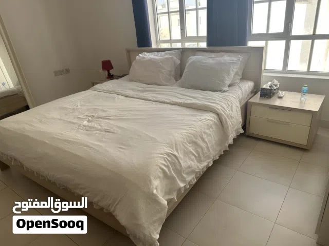 سرير مستعمل مع طاوله جانبيه