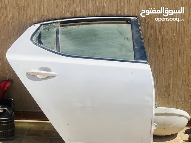 باب كيا ابتميا خلفي علي اليمين كامل زواق الدار موديل 2013 ومعها خزن بنزينه كامل