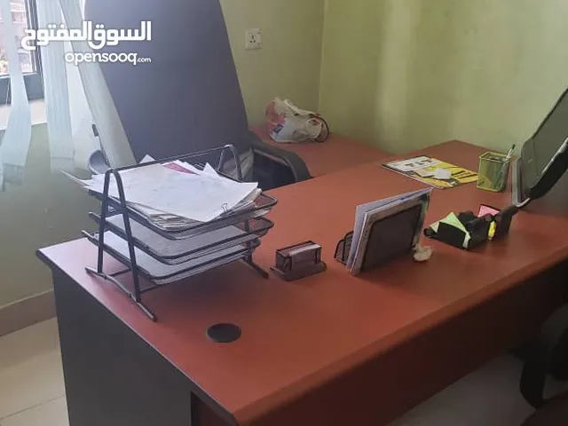 شقة مكتبيه مفروشة للايجار المكتب مؤثث أثاث مكتبي فاخر كامل مع مجلس عربي المكان حدة عمارة جديدة