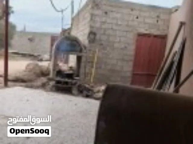 قطعه ارض تقع بين السيده زينب وابوصره مساحه 2200متر مسيجه مشجره بها بير وماجن واستراحه علي طريق معبد