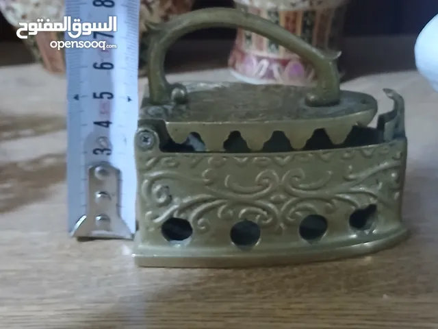 مكواي نحاس/ومنضر نحاس ارضية رخام/وكاسة صغيرة نحاس/ومنضرين نحاس وعليهم زي شقف اضن رخام