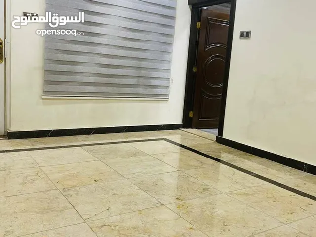 شقة سكنية للايجار منطقة حي صنعاء تشطيب حديث