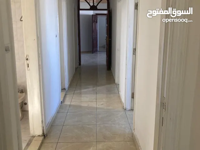 شقة تجارية للإيجار مساحة 150م ثلاثة غرف وصالون ومطبخ وحمامين