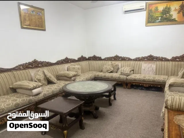 السلام عليكم ورحمة الله وبركاته، للبيع مجلس كنب متكامل بتصميم كلاسيكي مميز مع ملحقاته، بحالة جيدة