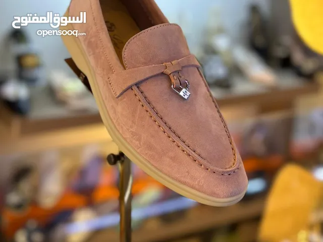 Available from size 36 to 42.