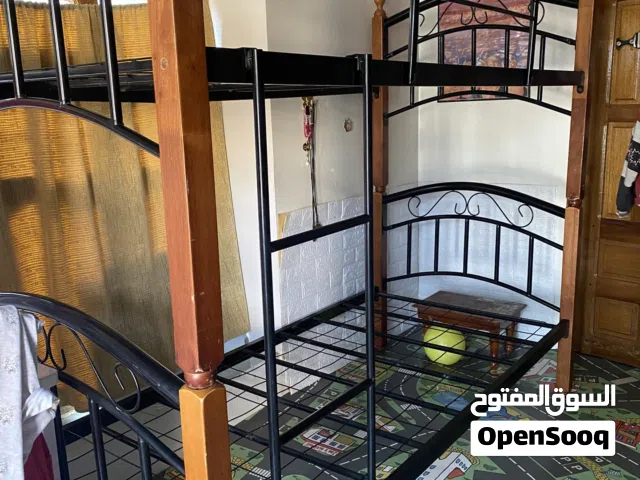 للبيع سرير دورين وينقسم سريرين حديد مع اعمده خشب