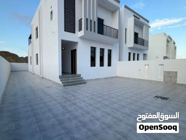 فيلا راقية للبيع في العامرات مدينة النهضة 11-2 بالقرب من مركز الشرطة