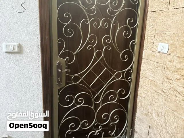 بابين  كامل خارجي خشب مع الباب الحديد للبيع بسعر مغري