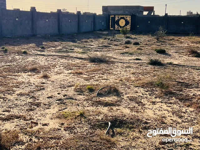 قطعة أرض 900 م2 مسورة تفتح على شارعين وبها بابين سحاب