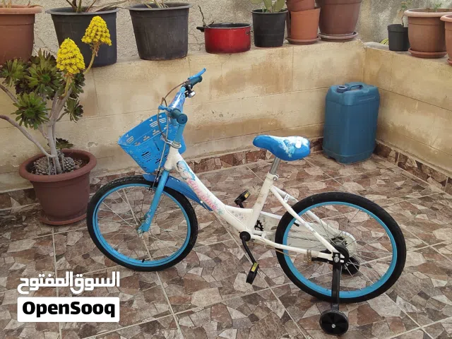 بسكليت جنط 20 جديد مش مستعمل نهائيا بس بحاجة تركيب الجنزير والسلة تم شراؤه جديد وما استخدمناه ابدا