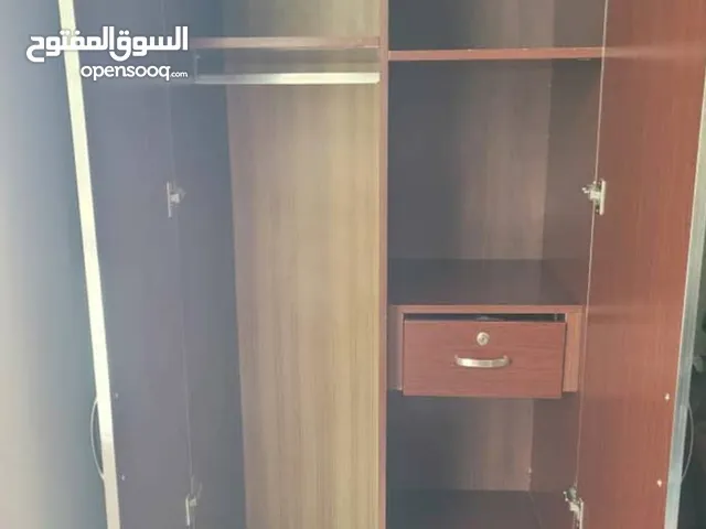 دولاب فتحتين ماليزي شبه جديد العمق 60سم الارتفاع 240 سم 