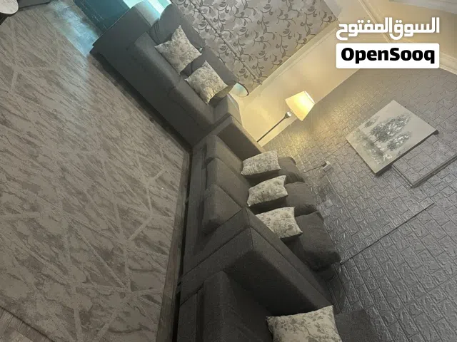طقم كنب رمادي  مريح جدا بحالة ممتازة تفصال الضجيج  مكون من تسع مقاعد للبيع بسبب السفر النهائي