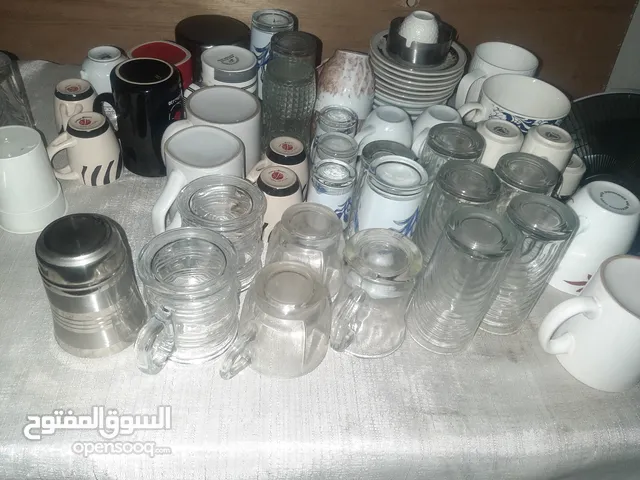 صحون وكاسات وفناجين قهوة