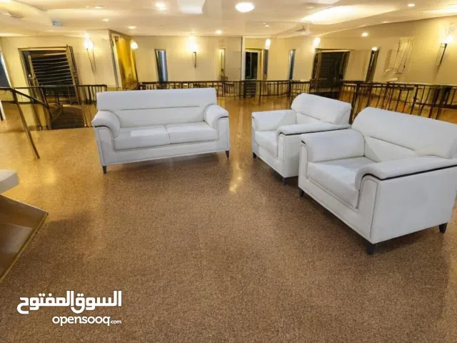 طقم كنب فخم مع امكانيه التحكم بالالوان والكميه من المصنع مباشره اسعار حرق