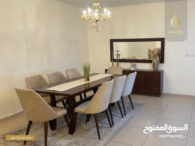 شقة شبه أرضية مع ساحة خارجية واطلالة للبيع في الارسال