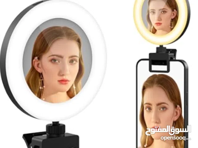 يظهر في الصورة رينج لايت (Ring Light)، وهو مصباح حلقي يُستخدم بشكل أساسي في التصوير الفوتوغرافي، وتص