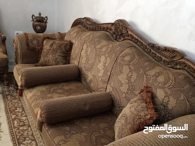 غرفة ضيوف مستعملة مع سفرة