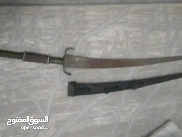 سيف قديم ب3خناجر صغار زينه