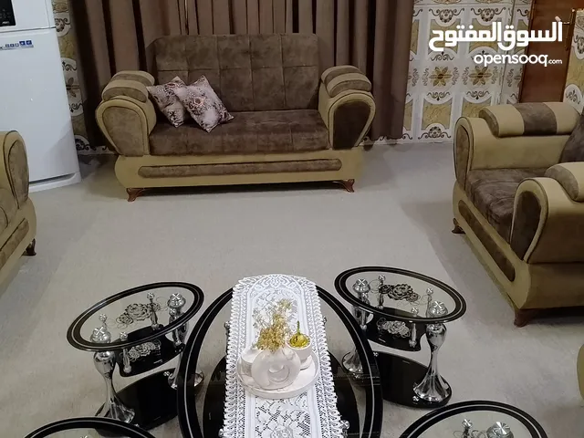 تخم قنفات مع طاولات للبيع واثاث ديوانيه كامل ونظيف.