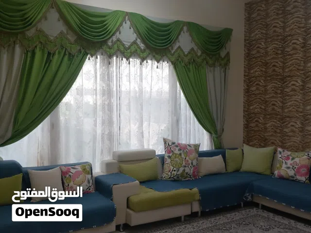 طقم كراسي جلوس مع ستائر