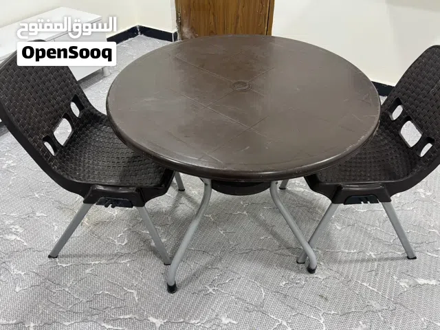 طاولة بلاستك مع كرسيين للبيع