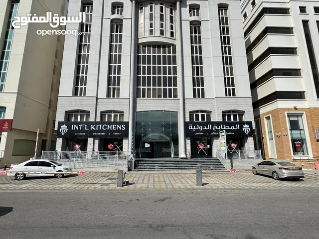 معرض كبيير على شارع السلطان قابوس في الغبره جنب مستشفى الرفاعه