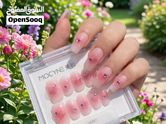 أظافر صناعية جاهزة (Press-On Nails) من MOCYNE بتصميم ناعم ولون وردي لامع مع لمسات كريستال