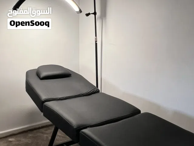 للبيع سرير تجميل + مون لايت ستاند بحالة ممتاز