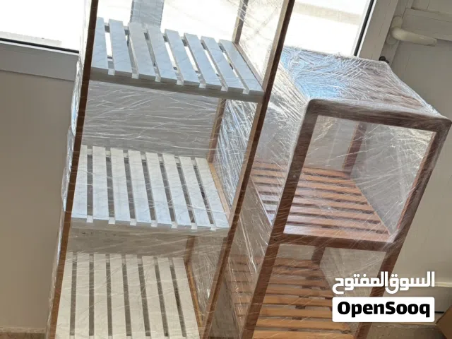 رفوف خشبية