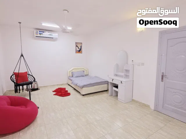 غرفة واسعة راقيه مفروشه للموظفات فقط ( للبنات) في بوشر بالقرب من الخدمات / مع رمز الدخول