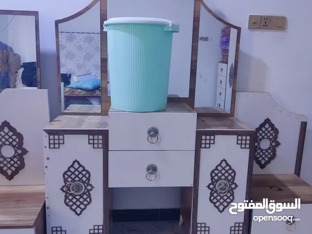 ميز ابو مرايه مع ملحقات