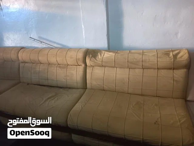 صالونات اربع والزوية اللون أصفر والآخرة أصفر باهت تلاوة صالونات وزويةخامسة