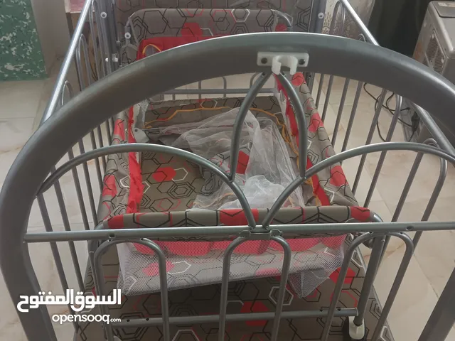 تخت عدد 2تخت صغير وتتخت كبير  وناموسيه بصلاه ع النبي بجنن مشاء الله